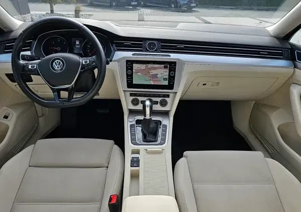 Volkswagen Passat cena 54900 przebieg: 189742, rok produkcji 2018 z Krzanowice małe 781